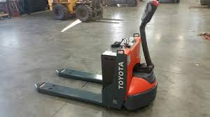 Toyota 8HBW23 4500 lb Electric Walk-Behind Pallet Jack NEW BATTERIES